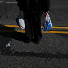 Un pensionista con dos bolsas de la compra en el centro de Madrid. REUTERS/Susana Vera