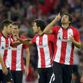 Los jugadores del Athletic de Bilbao celebran el primer gol contra el Barcelona en la ida de la Supercopa.- REUTERS