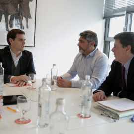 El líder de Ciudadanos, Albert Rivera, con Juan Carlos Quer  y Juan José Cortés, promotores de una recogida de firmas a favor de la prisión permanente revisable, en una reunión en el Congreso de los Diputados. EFE/Zipi