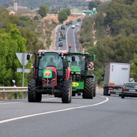 Pagesos conduint tractors per l'N-240 entre el Morell i Tarragona en una protesta l'any 2023