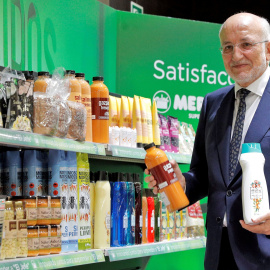 El presidente de Mercadona, Juan Roig, muestra algunos de los nuevos productos tras la rueda de prensa en la que ha presentado los resultados anuales de la compañía. EFE/Manuel Bruque.