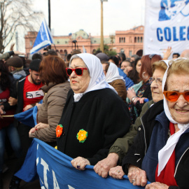 La presidenta de la asociación argentina Madres de Plaza de Mayo, Hebe de Bonafini (c), tras negarse a declarar ante el juez, respaldada por cientos de argentinos en Buenos Aires. EFE/Alberto Ortiz