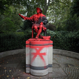 Estado de la estatua de Cristóbal Colón tras ser vandalizada.