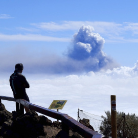 La columna de humo que sale del volcán de La Palma, vista desde el Roque de los Muchachos, el 12 de octubre de 2021, en La Palma.