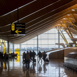 Varias personas en las instalaciones Aeropuerto Adolfo Suárez-Madrid Barajas, en la operación salida en el puente de diciembre. E.P./Alberto Ortega