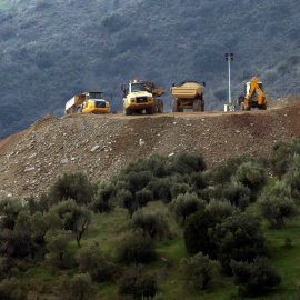 Cinco días después de que el niño Julen cayera en el fondo de un pozo en la localidad malagueña de Totalán, los equipos de rescate continúan esta mañana los trabajos para terminar la plataforma desde la que acometer la perforación de un tún