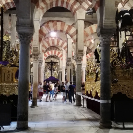 Pasos de Semana Santa expuestos en el interior de la Mezquita de Córdoba.