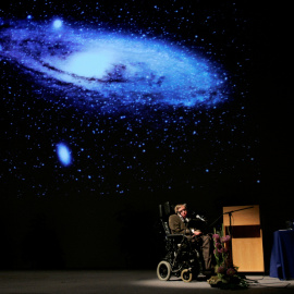 El físico británioco Stephen Hawking, en una lectura de su obra 'El origen del Universo', en Bruselas, en mayo de 2007. REUTERS/Francois Lenoir