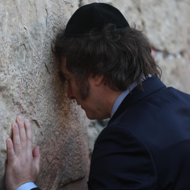 El presidente argentino Javier Milei reza en el Muro de las Lamentaciones de Jerusalén, este martes.