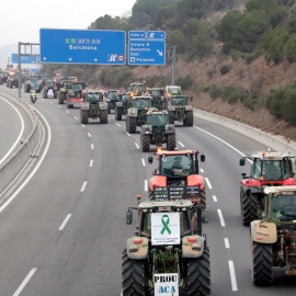 La columna de tractors avançant per l'AP-7 des de Medinyà fins a Barcelona