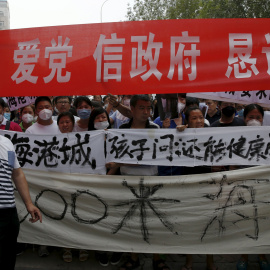 Doscientas personas han protestado este lunes en Tianjin para reclamar al Gobierno chino mayores compensaciones. REUTERS