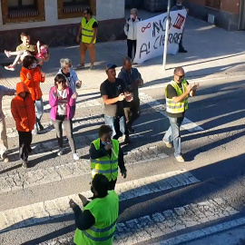 Seira, un municipio de la "España vaciada", imita a los "chalecos amarillos" protestando en la calle para no ser confinados nuevamente