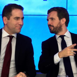 El presidente del Partido Popular Pablo Casado (d), y el secretario general Teodoro García Egea, durante la reunión del Comité Ejecutivo Nacional reunido esta mañana en la sede madrileña de la calle Génova. EFE/Fernando Alvarado