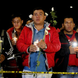 Ciudadanos participan en una vigilia frente a la Escuela de Cadetes de Policía General Francisco de Paula Santander, en Bogotá (Colombia) en recuerdo a las víctimas del atentado. /EFE