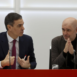 El secretario general del PSOE y presidente del Gobierno, Pedro Sánchez (i), durante su reunión con el secretario general de CCOO, Unai Sordo (d), dentro de la ronda de contactos con los agentes sociales impulsada por el partido