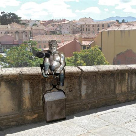 Fotografía facilitada por el Ayuntamiento de Segovia de la estatua del diablillo. EFE