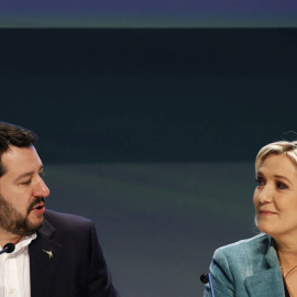 Marine Le Pen conversa con Matteo Salvini durante una conferencia celebrada en en Milán. REUTERS/Archivo