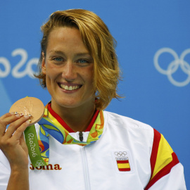 Mireia Belmonte posa con la medalla de bronce conseguida en los 400 estilos. REUTERS/David Gray