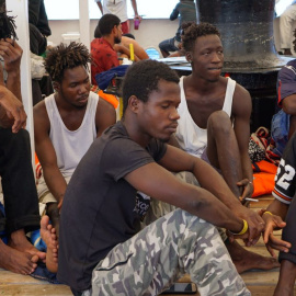 Migrantes en el barco Open Arms