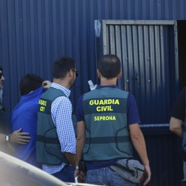 Registro de la Guardia Civil en la nave de Magrudis junto a sus propietarios. /EUROPA PRESS