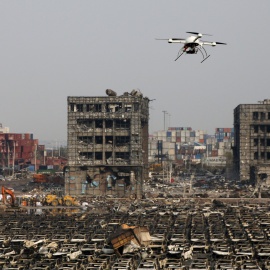 dronUn dron, operasdo por agetnes de policía, sobre la zona afectada por la explosión en el puerto de la ciudad china de Tiajnjin. REUTERS/Kim Kyung-Hoon