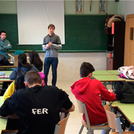 Imagen de una sesión de educación financiera en un colegio del Programa Finanzas para Mortales, del Banco Santander. En 2018, el banco proporcionó formación financiera gratuita a 360.000 personas en todo el mundo.