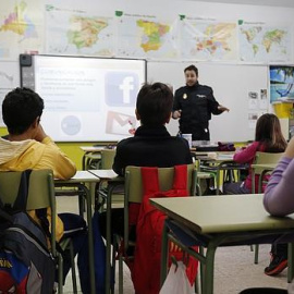 Alumnos atienden a una charla sobre acoso escolar impartida por un agente de Policía.