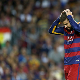 El defensa del FC Barcelona Gerard Piqué se lamenta de una ocasión perdida durante el partido frente al Athletic Club de vuelta de la final de la Supercopa de España que se juega hoy en el Camp Nou de Barcelona. EFE/Alejandro García