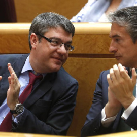 Los ministros de Energía, Álvaro Nadal, y de Fomento, Íñigo de la Serna, en una sesión del Senado. EFE