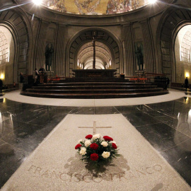 Foto de archivo de la sepultura del dictador Francisco Franco en el Interior de la Basílica de la Santa Cruz del Valle de Los Caídos.. EFE/Javier Lizón