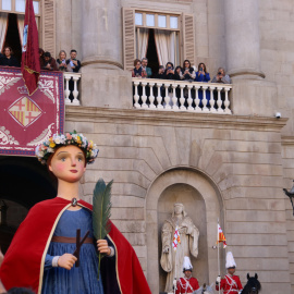 La gegantona Laia a la plaça de Sant Jaume amb l'alcaldessa i els regidors al balcó per les festes de Santa Eulàlia