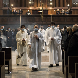 Imagen de archivo de tres eclesiásticos en la Catedral de Girona, a 4 de abril de 2022.