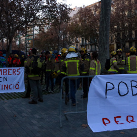 Protesta dels Bombers per l'excés d'hores d'extra que fan. LAURA FÍGULS