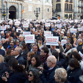 Concentració a la Plaça de Sant Jaume de Barcelona, en protesta pels escorcolls al Palau de la Generalitat i a la seu d'Òmnium, aquest dijous. Òmnium Cultural.