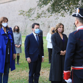 El president Pere Aragonès acompanyat de Laura Borràs i Ada Colau en l'ofrena a Companys al castell de Montjuïc.