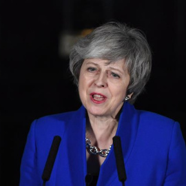 La primera ministra británica, la conservadora Theresa May, ofrece hoy una comparecencia frente a su residencia oficial de Downing Street, en Londres (Reino Unido). May pidió hoy al resto de fuerzas políticas que antepongan el "interés naci