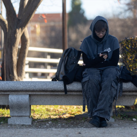 Una persona sentada en un banco en la Universidad Complutense de Madrid, a 15 de diciembre de 2023, en Madrid.