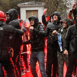 Los aficionados ultras del Olympique de Marsella en las inmediaciones del estadio de San Mamés antes del partido del partido de vuelta de octavos de final de la Liga Europa que el Athletic de Bilbao y Olympique de Marsella disputan hoy. EFE