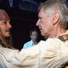 Harrison Ford y Johnny Depp aparecieron en el escenario de la Expo D23 de Disney en Anaheim (California).