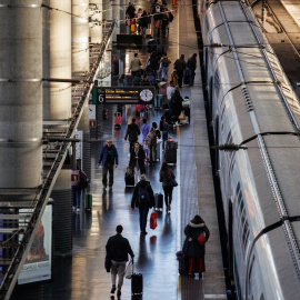 Varias personas caminan por la estación de tren de Atocha, en Madrid, a 22 de diciembre de 2023.