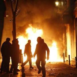 Disturbios y quema de contenedores en Lavapiés. |  JAVIER LIZÓN (EFE)