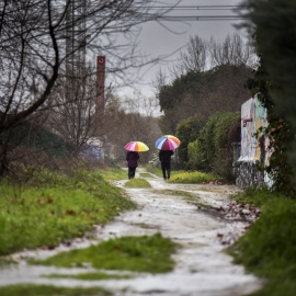 Una pareja camina por la sierra norte de Madrid, a 19 de enero de 2024.