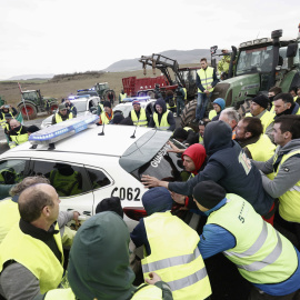 8/2/24 - Agricultores mueven coches de la Guardia Civil para acceder a Pamplona este jueves.