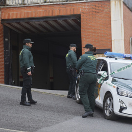 Un coche de la Guardia Civil frente a la vivienda donde han hallado el cuerpo sin vida de una mujer, a 8 de febrero de 2024, en Castro Urdiales, Cantabria.