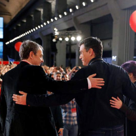 El secretario general del PSOE, Pedro Sánchez (d) y el exlíder socialista, José Luis Rodríguez Zapatero, durante la inauguración de la Escuela Buen Gobierno Jaime Vera del PSOE. | JUAN CARLOS HIDALGO (EFE)