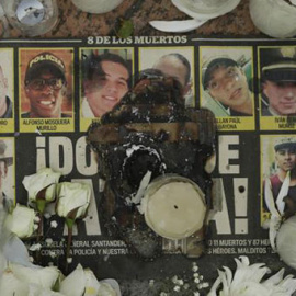 Homenaje a los fallecidos en el atentado contra la Escuela de Cadetes de la Policía en Bogotá (Colombia). / EFE