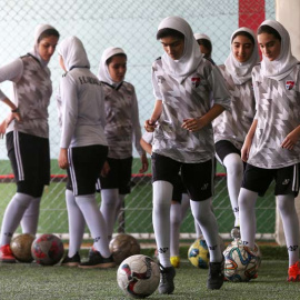 Un grupo de mujeres entrena en un centro deportivo de Teherán, la capital de Irán. (REUTERS)