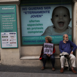 Manifestantes, con un cartel que demanda "Pensión justa, ahora", sentados junto a una clínica en Madrid. REUTERS / Susana Vera