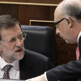 El presidente del Gobierno en funciones, Mariano Rajoy, conversa con el ministro de Hacienda y Administraciones públicas en funciones, Cristóbal Montoro, en una foto de archivo.- EFE