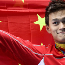 El nadador chino Sun Yang celebra su oro en los 200 metros libres. REUTERS/Stefan Wermuth